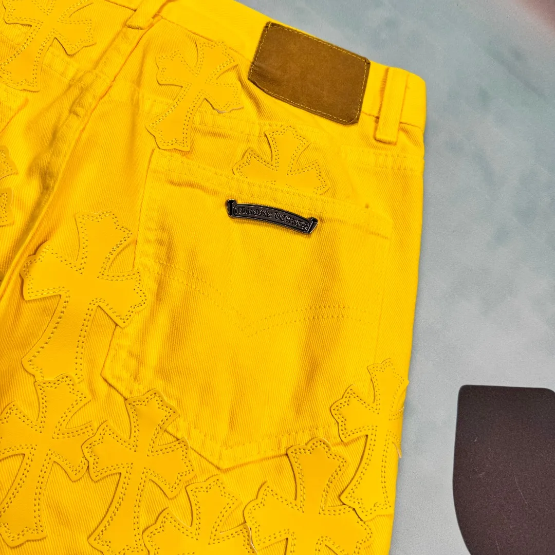 🅿️320 🔘Style number-KL115 🔘Cro Heart𝐂𝐡𝐫𝐨𝐦𝐞 𝐇𝐞𝐚𝐫𝐭💥Breaking hot style💥New York limited edition large leather label dopamine yellow jeans* [Same style as Fan Cheng] Charming dopamine personality jeans A must-have for fashionistas. The same style as the stars. A model touted by many bloggers. This new style of pants is perfect both in shape and upper body. It is no exaggeration to say that making a pair of jeans is equivalent to the time of making 20 short-sleeved pants. The fabric is made of high-quality imported denim. It has a unique high-end texture. I am very satisfied with it after washing and proofing several times.  Size: S M L XL (28.30.32.34) Color: Yellow